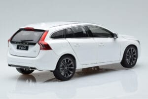 Volvo V60 D3 Crystal White FAW 1:18 9430840 Diecast — photo 3 of 7