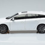 Volvo V60 D3 Crystal White FAW 1:18 - image 4 of 7