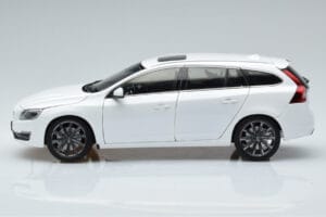 Volvo V60 D3 Crystal White FAW 1:18 9430840 Diecast — photo 4 of 7