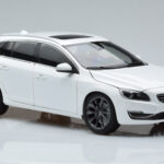 Volvo V60 D3 Crystal White FAW 1:18 - image 5 of 7