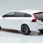 Volvo V60 D3 Crystal White FAW 1:18 - image 6 of 7