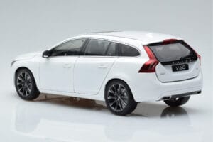 Volvo V60 D3 Crystal White FAW 1:18 9430840 Diecast — photo 6 of 7