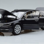 Volkswagen Phaeton V6 Mazeppa Grey Kyosho 1:18 - image 2 of 9