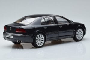 Volkswagen Phaeton V6 Mazeppa Grey Kyosho 1:18 08831MBK Diecast — photo 3 of 9