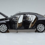 Volkswagen Phaeton V6 Mazeppa Grey Kyosho 1:18 - image 4 of 9