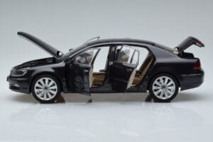 Volkswagen Phaeton V6 Mazeppa Grey Kyosho 1:18 08831MBK Diecast — photo 4 of 9