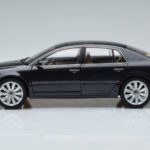 Volkswagen Phaeton V6 Mazeppa Grey Kyosho 1:18 - image 5 of 9