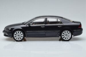 Volkswagen Phaeton V6 Mazeppa Grey Kyosho 1:18 08831MBK Diecast — photo 5 of 9