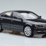 Volkswagen Phaeton V6 Mazeppa Grey Kyosho 1:18 - image 6 of 9