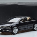 Volkswagen Phaeton V6 Mazeppa Grey Kyosho 1:18 - image 9 of 9