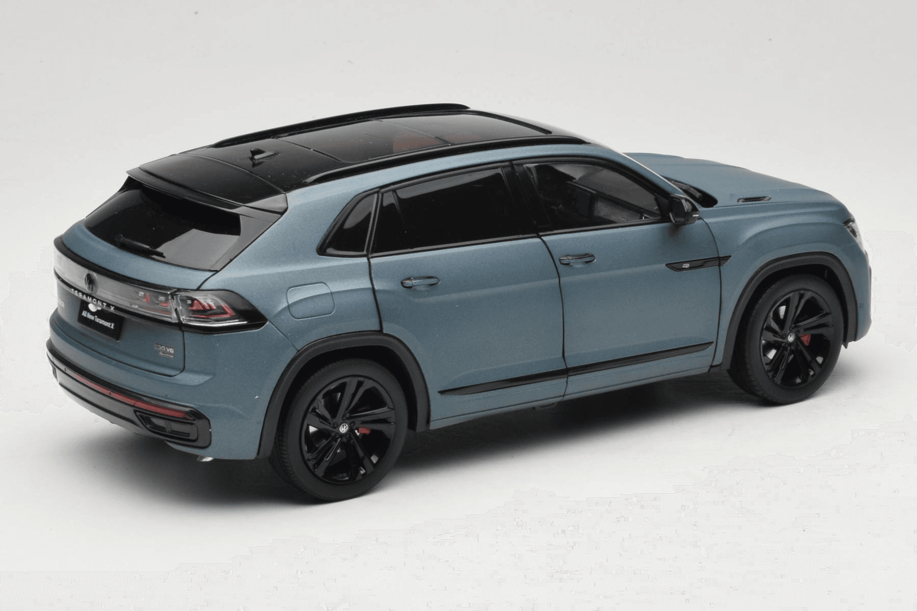 Volkswagen Teramont X Grey FAW 1:18 ZVB000003B Diecast — photo 3 of 8