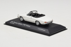 Alfa Romeo 1750 Spider Veloce White Minichamps 1:43 400120530 Diecast — photo 3 of 4