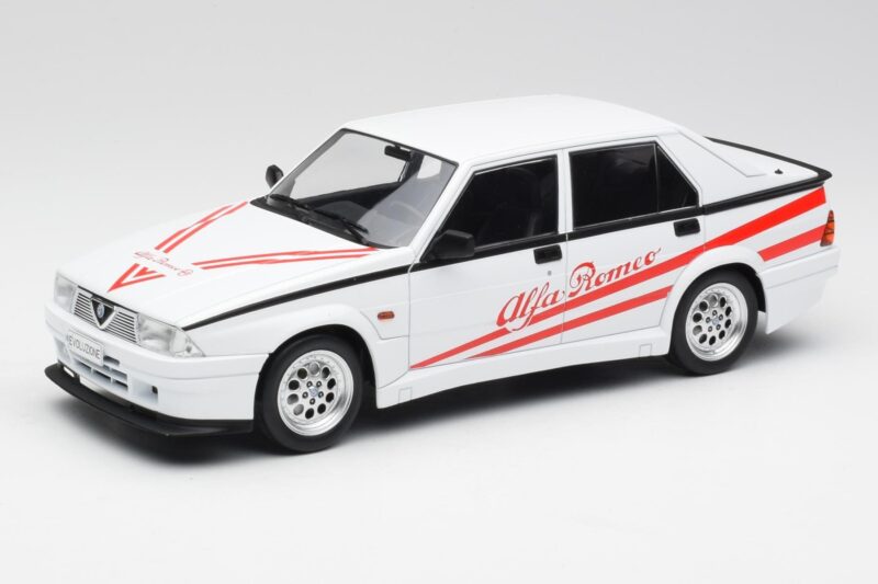 Alfa Romeo 75 Turbo Evoluzione White MCG 1:18 MCG18430 Diecast