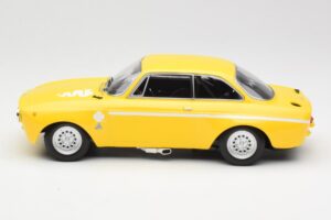Alfa Romeo GTA 1300 Junior Yellow Minichamps 1:18 155120024 Diecast — photo 5 of 6