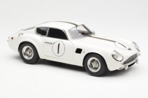 Aston Martin DB4 GT Zagato #1 24 Hours of Le Mans 1961 CMC 1:18 M-139 Diecast — photo 4 of 6