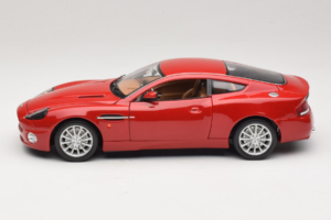Aston Martin V12 Vanquish Red Bburago 1:18 33334063 Diecast — photo 4 of 8