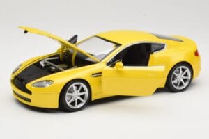 Aston Martin V8 Vantage Yellow Hot Wheels 1:18 G7159 Diecast — photo 2 of 8