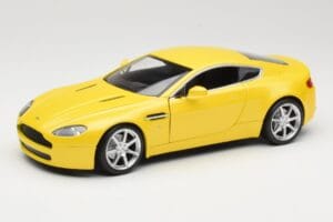 Aston Martin V8 Vantage Yellow Hot Wheels 1:18 G7159 Diecast