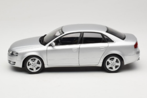 Audi A4 B7 Silver Minichamps 1:18 100014402 Diecast — photo 4 of 8