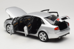 Audi A4 B7 Silver Minichamps 1:18 100014402 Diecast — photo 5 of 8
