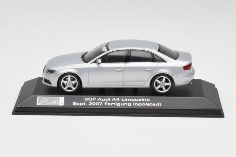 Audi A4 B8 3.2 Quattro Ice Silver Minichamps 1:43 5010704113 Diecast