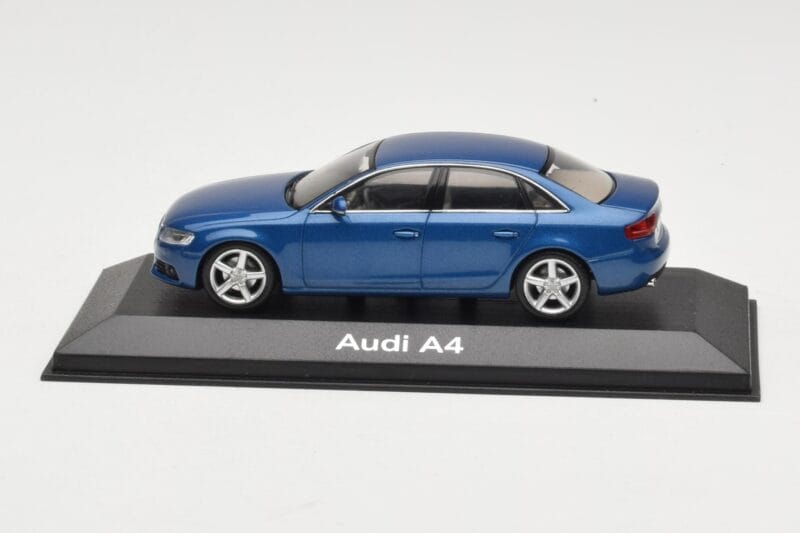 Audi A4 B8 3.2 Quattro Aruba Blue Minichamps 1:43 5010704123 Diecast
