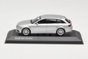 Audi A4 B8 Avant Ice Silver Minichamps 1:43 5011204213 Diecast
