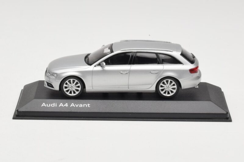 Audi A4 B8 Avant Ice Silver Minichamps 1:43 5011204213 Diecast