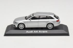 Audi A4 B8 Avant Ice Silver Minichamps 1:43 5011204213-R1 Diecast