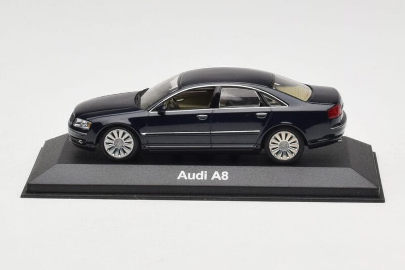 Audi A8 D3 Blue Metallic Light Interior Minichamps 1:43 20000001386003 Diecast
