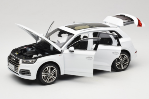 Audi Q5L FY White Paudi Model 1:18 30694 Diecast — photo 2 of 8