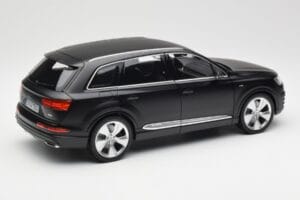 Audi Q7 4M Matt Black Minichamps 1:18 110014001 Diecast — photo 3 of 8