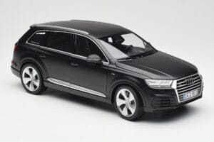 Audi Q7 4M Matt Black Minichamps 1:18 110014001 Diecast — photo 6 of 8