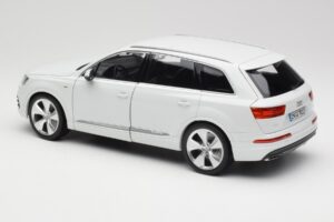 Audi Q7 4M White Minichamps 1:18 110014000 Diecast — photo 7 of 8