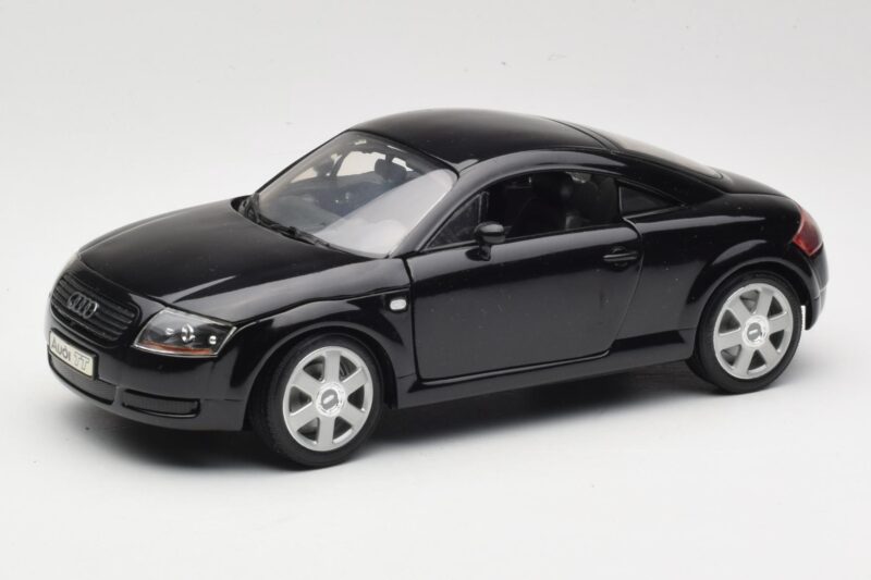 Audi TT 8N Black Revell 1:18 08953 Diecast