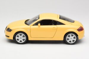 Audi TT 8N Yellow Revell 1:18 08954-M1 Diecast — photo 4 of 8