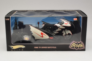 Batcycle & Sidecar Batman TV Series Hot Wheels 1:18 R0006 Diecast — photo 2 of 2