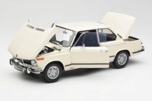 BMW 2002 White Kyosho 1:18 08541W Diecast — photo 2 of 8