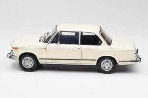 BMW 2002 White Kyosho 1:18 08541W Diecast — photo 4 of 8