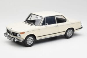 BMW 2002 White Kyosho 1:18 08541W Diecast