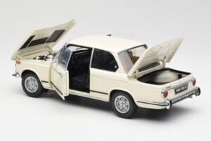 BMW 2002 White Kyosho 1:18 08541W Diecast — photo 5 of 8