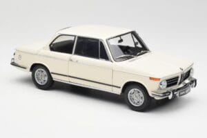 BMW 2002 White Kyosho 1:18 08541W Diecast — photo 6 of 8