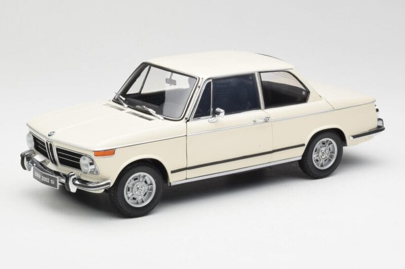 BMW 2002 White Kyosho 1:18 08541W Diecast