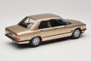BMW 520i E28 Gold Metallic IXO 1:18 18CMC184 Diecast — photo 2 of 6