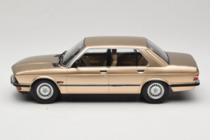 BMW 520i E28 Gold Metallic IXO 1:18 18CMC184 Diecast — photo 3 of 6