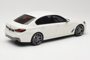 BMW 545e xDrive M-Sport G30 White GT Spirit 1:18 GT496 Resin — photo 2 of 6