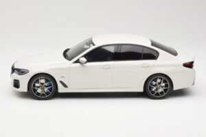 BMW 545e xDrive M-Sport G30 White GT Spirit 1:18 GT496 Resin — photo 3 of 6