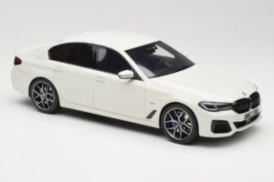 BMW 545e xDrive M-Sport G30 White GT Spirit 1:18 GT496 Resin — photo 4 of 6