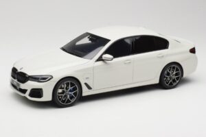 BMW 545e xDrive M-Sport G30 White GT Spirit 1:18 GT496 Resin