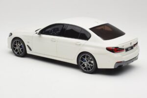 BMW 545e xDrive M-Sport G30 White GT Spirit 1:18 GT496 Resin — photo 5 of 6
